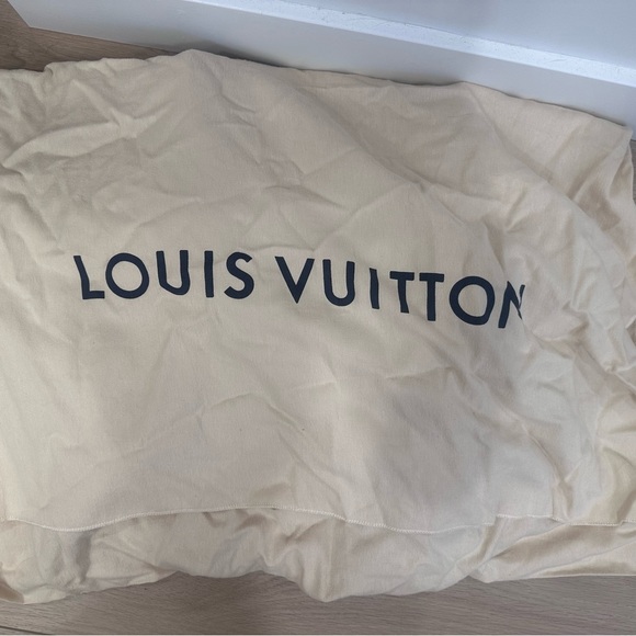 Keepall Bandoulière 55
Damier Azur Canvas
Excellent condition -minor wear - Picture 8 of 9